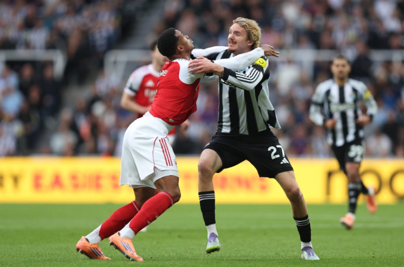 woltemade-lanh-lung-tu-choi-loi-xin-loi-cua-gabriel-sau-tran-thua-arsenal